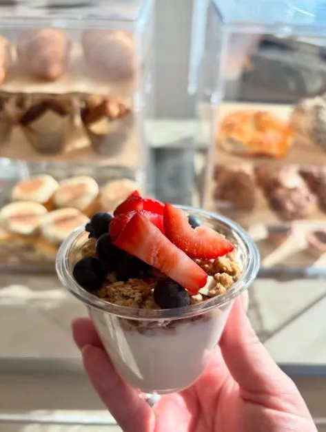 Breakfast yogurt fruit parfait